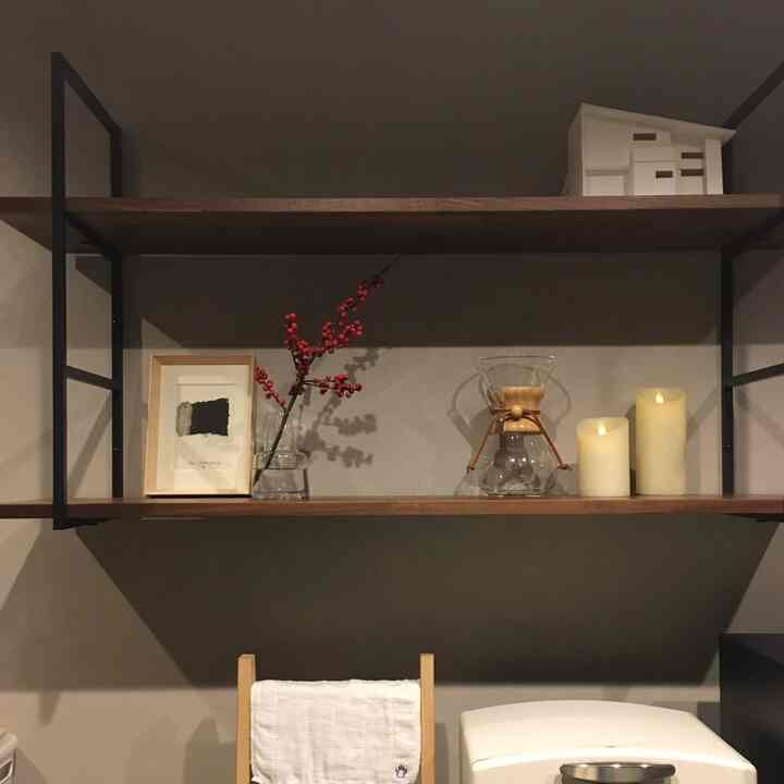 木目調のキッチン棚に透明なガラス製品とキャンドルが配置された、落ち着いた雰囲気のカフェ風インテリア