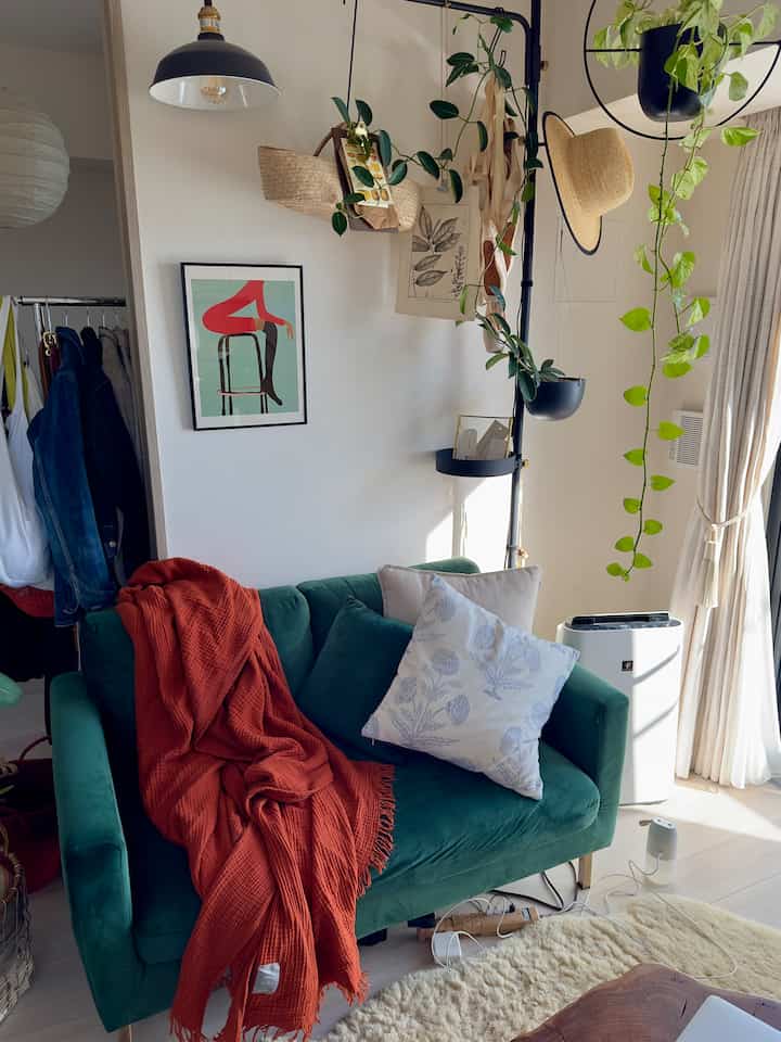 生活感のある写真失礼します😂

クッションカバーは冬になったら変えようと思いつつも、面倒くさくて結局通年同じ🫠

#グリーンソファ #LOWYA #drawaline #ドローアライン #間接照明 #プエブコ #PUEBCO #ワイヤーバスケット #観葉植物 #インテリアポスター  #ポスター #インテリアグリーン #ポスター #ポスターインテリア 