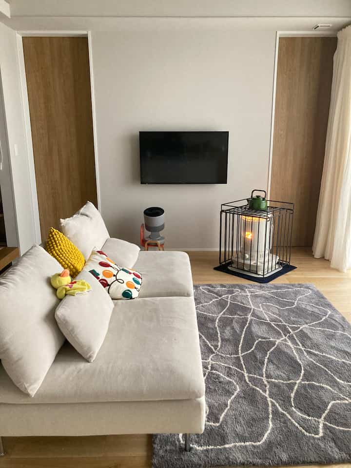 I turned on the stove on a cold morning ☺️
Really warms up🫶✨

Prevent dryness with a kettle 👍

#Living room #ソファ #IKEA #ソーデルハムン #1人掛けソファ #クッションカバー #ラグ #ジャーナルスタンダードファニチャー #グレーラグ {8 #Oil stove} #コロナストーブ #ストーブガード #里山エンジンストーブガード #ケトル #アムケトル #野田琺瑯 #サーキュレーター #スリーアップ