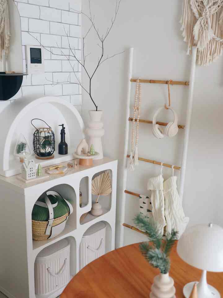 #クリスマスディスプレイ
 
リビングにちょこっとクリスマスディスプレイ🎅　
今年はシンプルめに、グリーン🌲とブラック🖤
でまとめて雰囲気作りしました❄️🤍
　　　　　
小物は去年買ったものを使って、
今年は買わずにディスプレイしました✌️
　　　　
小物の組み合わせ次第で、雰囲気が変わるので
それもインテリア小物のディスプレイの楽しいところ🤍🎄
　　　　　
10月の頭に買ったドウダンツツジの葉が落ちた枝も
インテリアとして利用したのも結構お気に入り🍂☺️
　　　　　　
気になる小物はコメント頂けたらです🫶
いつもご覧頂きありがとうございます🌼
Thank you 🕊️
 
━━━━━━━━━━━━━━━ 
#家が好き #賃貸diy #海外インテリア #インテリアコーディネート#丁寧な暮らし#賃貸インテリア #模様替え#ロフト付き #インテリア雑貨 #ルームツアー#자취방꾸미기#방스타그램 #デスクスペース #ロフトのある部屋 #豊かな暮らし #お部屋作り #心地よい暮らし#ロフトのある暮らし#クリスマスインテリア #カラーボックスリメイク #クリスマス飾り付け #クリスマス雑貨