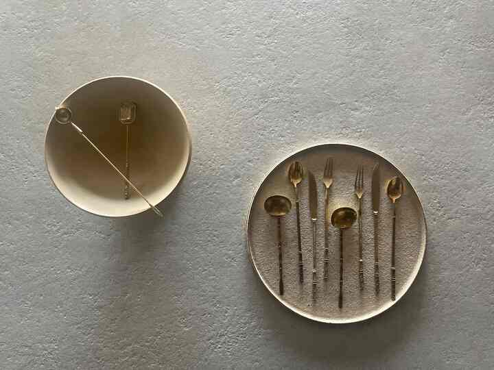 Peralatan makan kuningan favorit saya.
Sebuah karya luar biasa dari garis-garis halus.
Momen spesial selalu lebih baik jika Anda membuat sesuatu dengan hati-hati. .

#nikke #真鍮カトラリー #器
#Penulis #遠藤岳 #添野順
