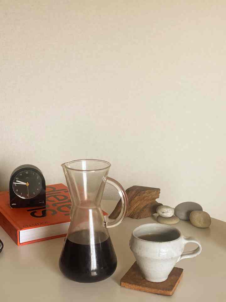 ベージュの落ち着いた空間、ブラウンと透明なコーヒー器具が配置された雰囲気のあるおうちカフェ
