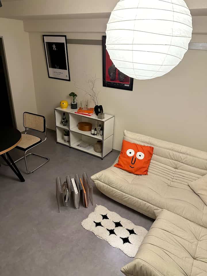 夜の暖かい照明の雰囲気もお気に入り☺️


#2ldk賃貸 #賃貸インテリア #マンションインテリア #リビングインテリア #観葉植物のある暮らし #リーンロゼ #ミッドセンチュリー #ミッドセンチュリーモダン #aytm #usmhaller #togosofa #ligneroset #lignerosetuk #midcentury #livstagrammer #mygoodroom #instahome #cozyhome