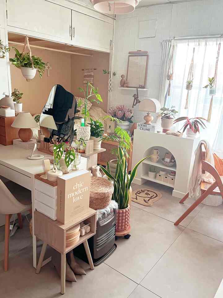 元々和室ですが、少しでも洋室っぽくなるように、ライトベージュのモルタル風タイルを敷いています💁🏻‍♀️#韓国風ワンルーム #diy #モルタル風 #観葉植物のある暮らし #花のある暮らし #アートポスター #ナチュラルインテリア #間接照明 #キャンドル 