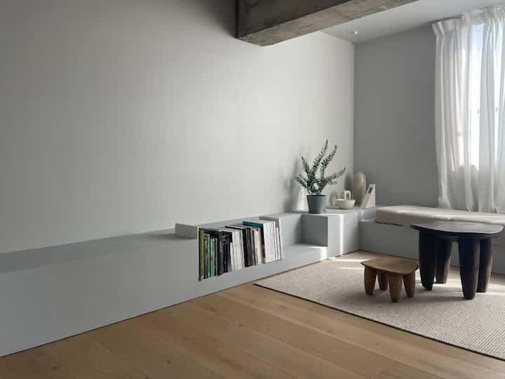 晴れた日のリビング。
無機質な中あるプリミティブな素材は空間を引き締めてくれます。
観葉植物もグレイッシュなカラーのブルーブッシュをセレクト。

#リビング #アフリカンスツール #観葉植物
#アカシアブルーブッシュ #無機質