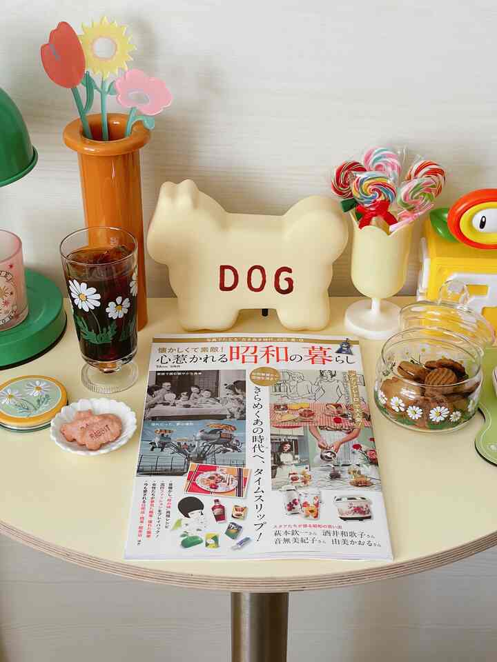 暖かいベージュとヴィンテージオレンジのトーンが特徴のホームカフェ空間、昭和レトロな小物とデスクが配置された雰囲気のあるインテリア