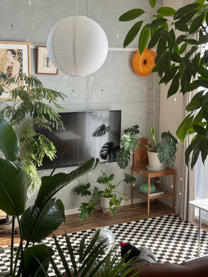 ミラーボール🪩置くと部屋に点景が生まれていいなあ。
#ミラーボール #ディスコボール #リビングルームのインテリア 