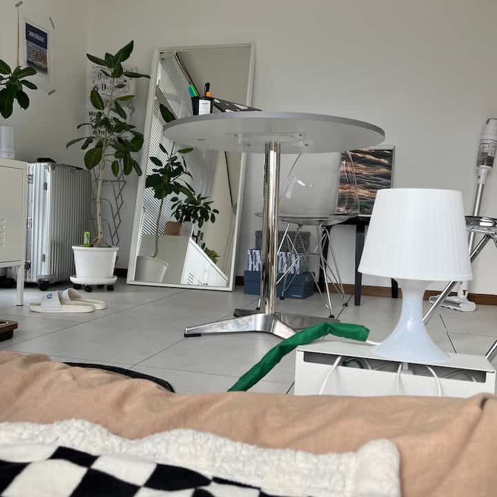 朝起きての視点☀️
こう見ると、シルバー系の家具が多くなってきましたね。朝日に反射してキラキラして見えます。

少しだけウッド調の家具を置いたらもっと素敵になるかもと思って、色々良いの探してます。☺️

#ベッドルーム #リビングルームのインテリア #ホワイトウッドインテリア #モノトーンインテリア #韓屋インテリア 