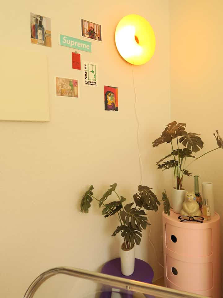 実はこのキャンバス、インターホン隠しになっています🙋‍♀️笑

インターホンが見えていると
なんだか生活感丸出しに感じて、たまたま絵を描こうと思って用意していたキャンバスの中にシンデレラフィットのサイズがありラッキー✌️笑

ファブリックポスターで隠してもいいと思いますが、良かったらご参考までに🥰

#6畳ワンルーム
#ワンルームインテリア
#狭くても快適なお部屋作り