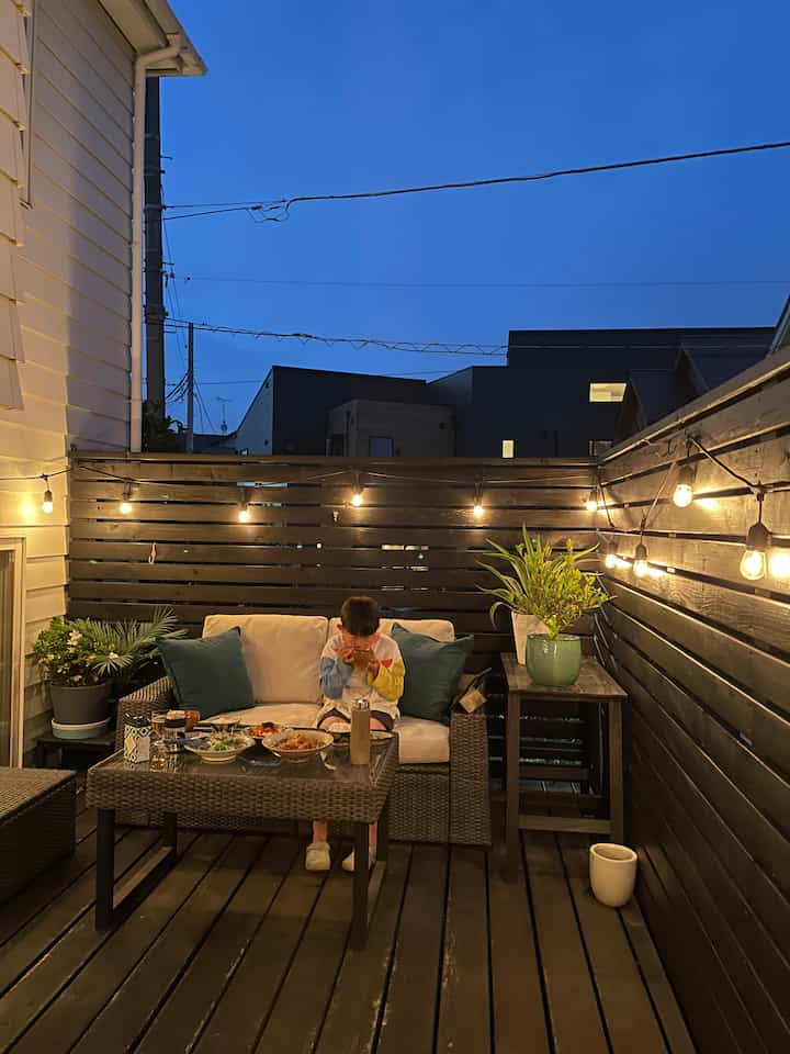 やっと涼しくなってきたので、
本格的に寒くなる前にウッドデッキで
夜ご飯やBBQしたいな。
夏は暑すぎて今年はできませんでした😂
ウッドデッキでプロジェクター見るのが
至福の時です〜
#ウッドデッキ #屋外用家具 #IKEA #アウトドアリビング #お外ご飯 
