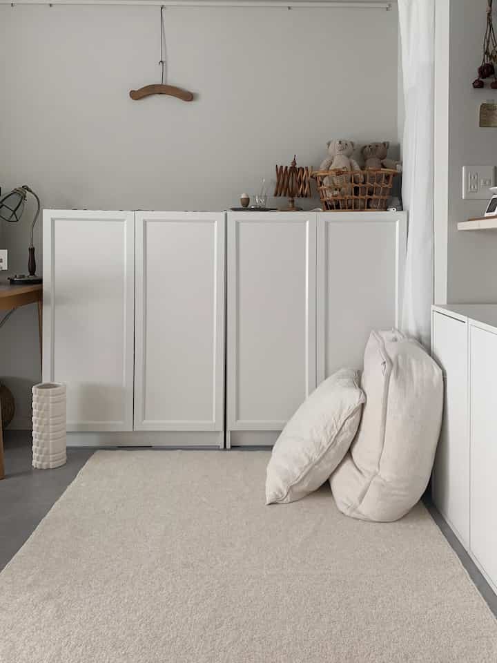 狭い我が家のリビング。
猫がいるので毛がつかないようにある程度のものはIKEAのビリーオクスベリの中にしまってます。

ソファが壊れて次の繋ぎとして布団収納できるクッションは大活躍してます。狭い賃貸で収納場所に困っていたので一石二鳥の役割をしてくれています。

またラグは洗えるものを。Little Roomsさんのラグは撥水加工だったり抗菌作用があるのに洗えるラグも多くていつも利用しています。

#猫とインテリア #猫と家 #猫インテリア #猫と暮らす家 #賃貸インテリア #賃貸暮らし #二人暮らしインテリア #小さな暮らし #お気に入りに囲まれた暮らし #お部屋紹介  #ブロカント #狭い部屋  #アンティークインテリア #フランスアンテーク #1LDK #1LDKインテリア #ラグ #洗えるラグ #ikea棚 #クッションソファ #かご