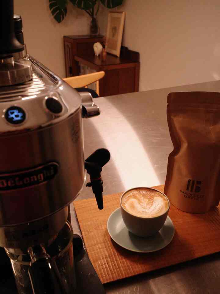 週末の夜。エスプレッソマシーンで、カフェラテで一息。カフェラテを淹れ出して、もう一年になるけど、ラテアートは上達しないまま。

#コーヒーカップ 
#コーヒーマシン 
#コーヒータイム 