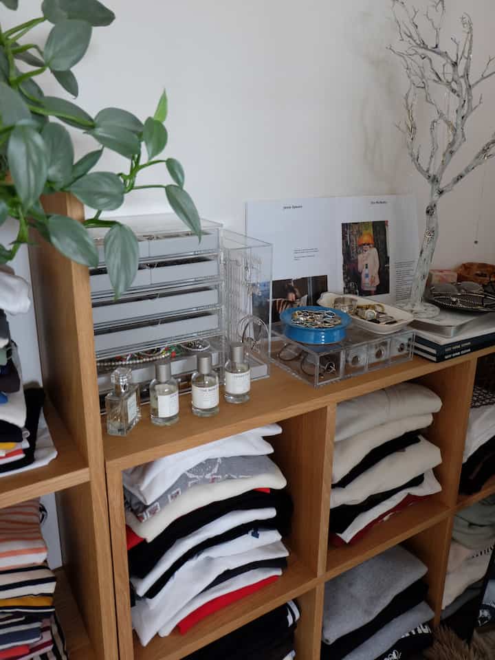 アクセサリー類は無印のアクリルケースに。

サイズ感も丁度よくてインテリアの邪魔をしないシンプルなデザインがお気に入り☺︎

#無印良品 #アクリルケース #アクリル収納ケース #muji #スタッキングシェルフ #アクセサリー #アクセサリー収納 #ジュエリーケース #衣装部屋 #全身鏡 #クローゼット #クローゼット収納 