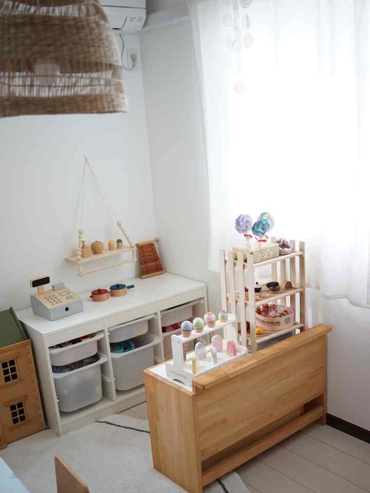 子供部屋はなるべく木の温もりのあるものを
それ以外はIKEAの収納に入れています😛

#木のおもちゃ #子供部屋 #子供部屋家具 