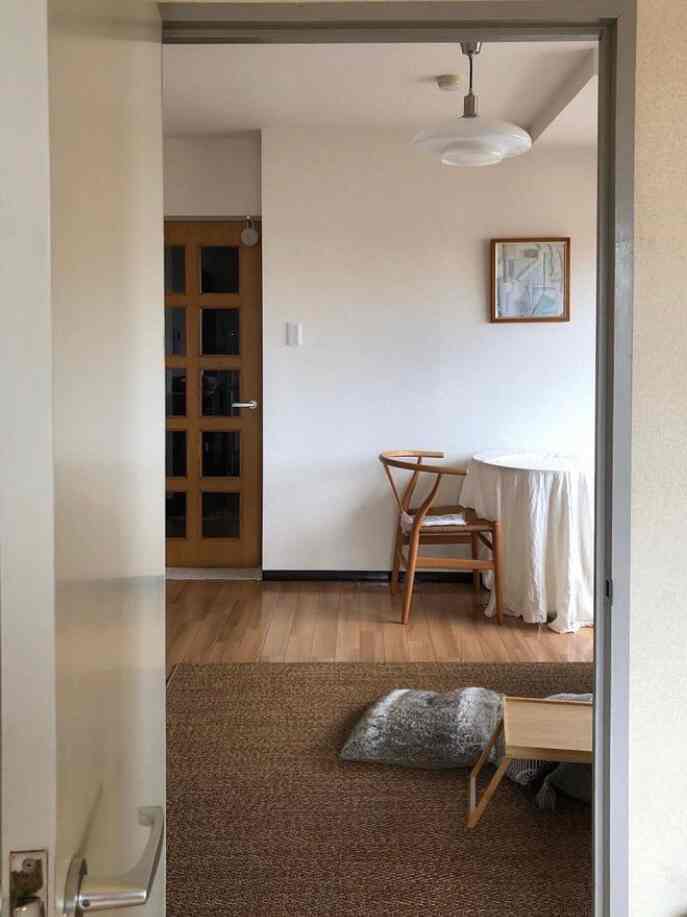 ナチュラルカラーと木目調が調和した二人暮らし用ダイニング、シンプルで落ち着いた雰囲気のインテリア