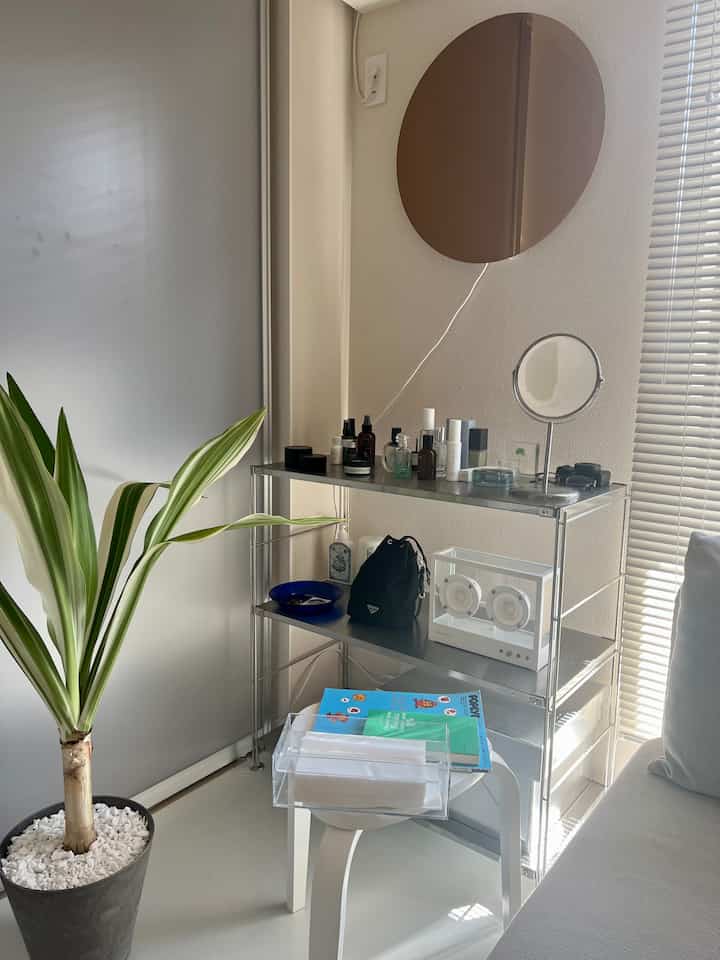 Seperti inilah tampilan rak tanpa merek🌿


#interior #myroom #cozyroom #cozyhome #roomtour #livingroom #interiordesign #一人暮らし #暮らしの記録 #部屋作り #暮らしを楽しむ #白い部屋 #カフェ風インテリア #無機質インテリア #ホテルライク #観葉植物 #賃貸暮らし #トランスペアレントスピーカー #無印良品 #ikea照明 #ikea