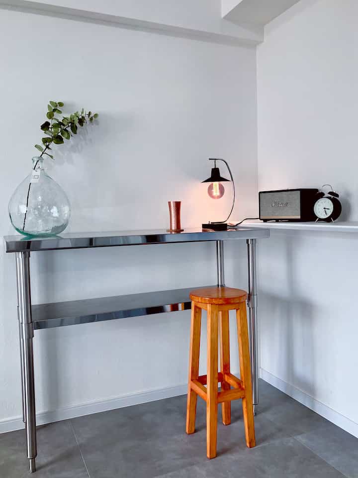 Saya membersihkan dan mendekorasi ulang meja kerja di dapur☺️

#Renovasi #ステンレス #カフェ雰囲気 #カフェ #ビンテージインテリア #テーブルランプ #インダストリアル
