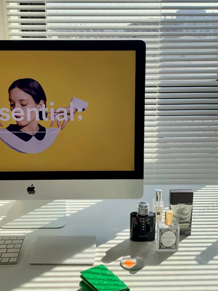 好きな香水はありますか🫧

PRADAのルナロッサ ブラック が
めちゃタイプです。

あとann fragranceで調合してもらった香りも
周りから褒められて嬉しい☺️

#初投稿 #モダンミッドセンチュリー #椅子おすすめ #ikea照明 #カラフル #ソファ #ソファ推奨 #ソファクッション #チェア #スツール #鏡 


