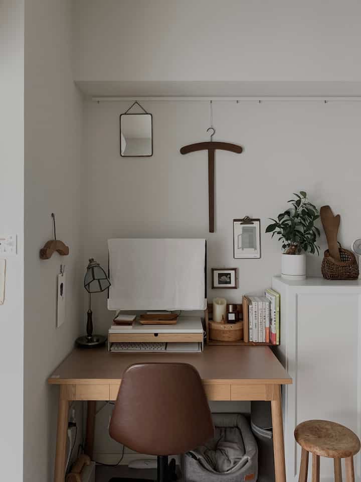 デスク周りはこんな感じ。

#デスクツアー #デスク周り #デスクチェア #ikea #idee #書斎 #アンティークインって