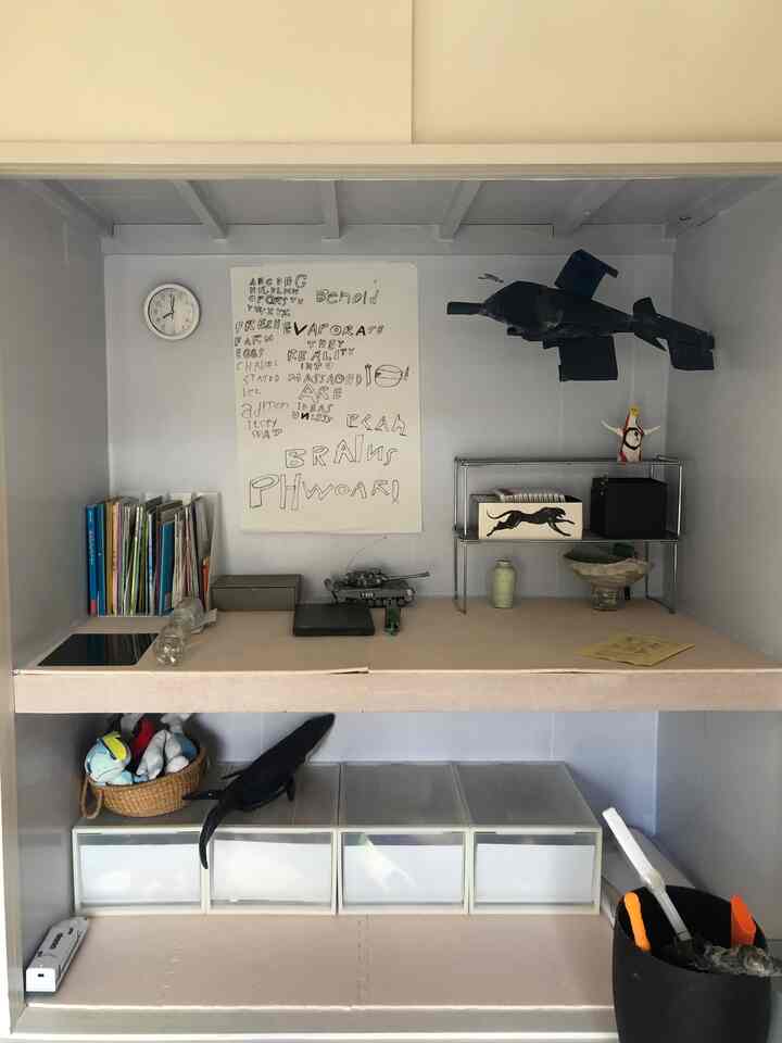 白を基調とした子供部屋、無印良品のチェストと整理された小物が配された収納アイデアのある空間