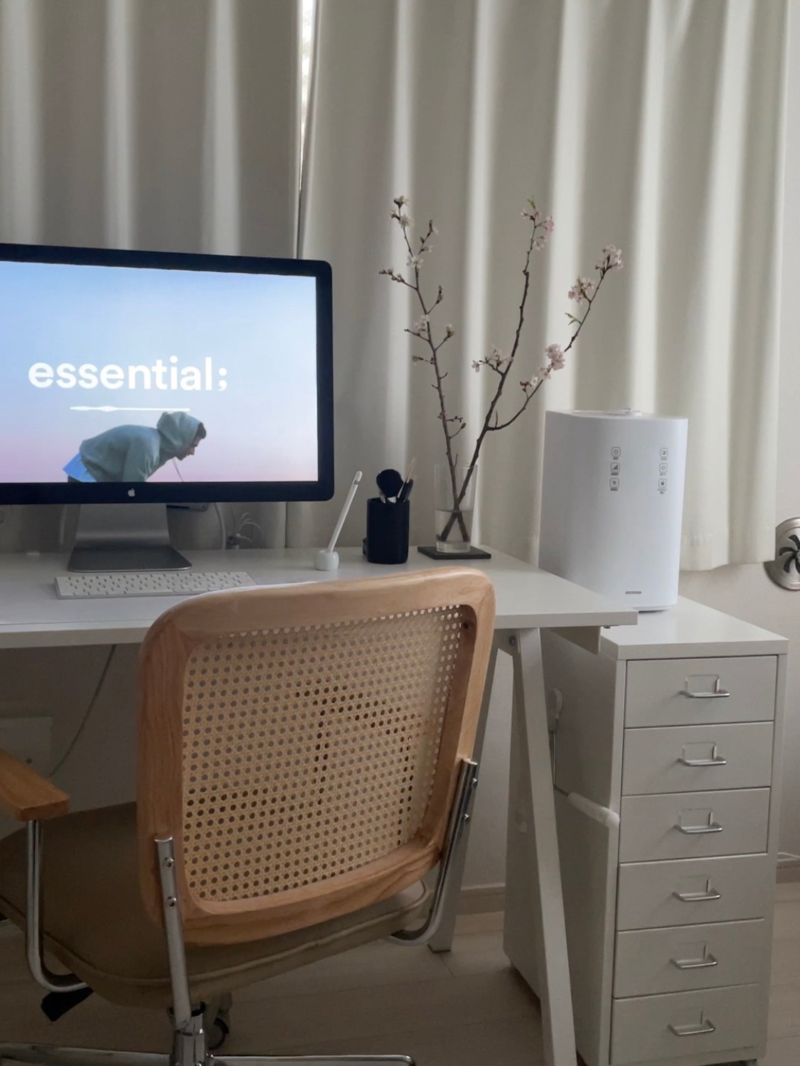 TROTTEN トロッテン デスク 120x70 cm［4色］を使ったインテリア