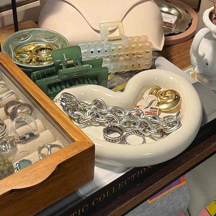 ナチュラルな木目調とベージュのアクセサリートレイが配置された整頓されたアクセサリー収納空間