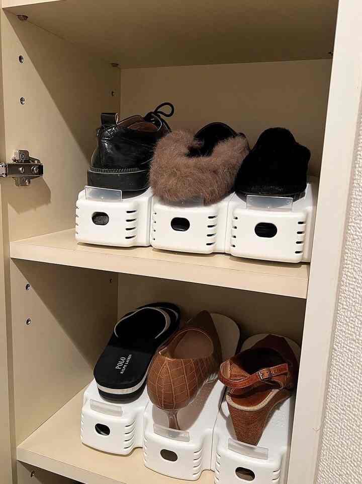 白とナチュラルな色調の狭い玄関用シューズラック、シューズホルダーで整頓されたシンプルな空間