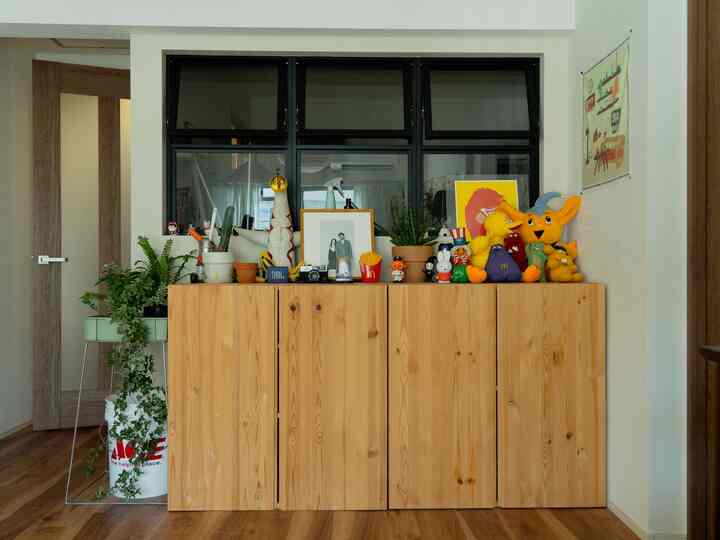 本棚はIKEAのイーヴァルを使用しています。木製のドアが本を隠してくれるのでスタイリッシュです。オモチャはいっぱい飾ってしまいます…！

#インテリア #生活感のある暮し
#instahome  #リノベーション #リノベマンション #中古マンション #仕事部屋 #仕事部屋インテリア #IKEA #北欧