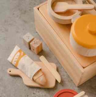 WOODEN TOY BREAD SET