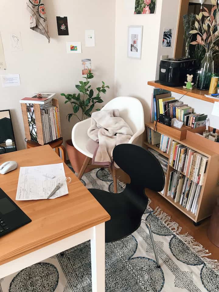 白と木目調のホームオフィス空間、デスクとアルネ・ヤコブセンの椅子が配置され、落ち着いた雰囲気のあるインテリア