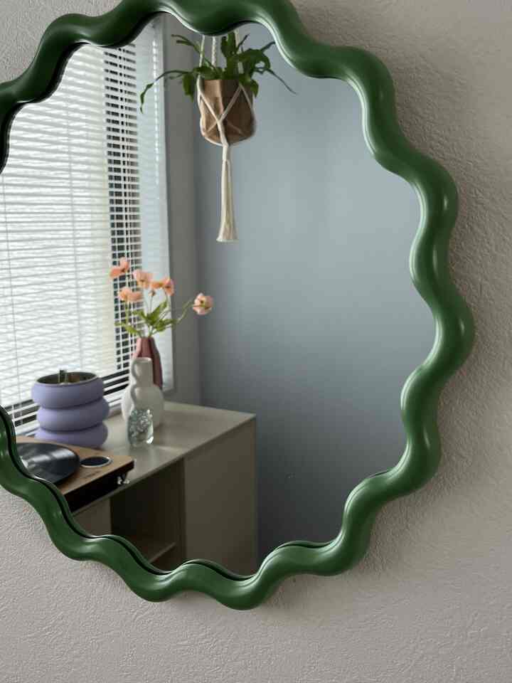 ハンギングネットも
植物もプラントカバーも
全部standard productsという
ダイソー系列のお店で購入しました
シンプルでおしゃれなアイテムが
低価格でそろうので
ほんとにありがたい😭🤍

#植物 #植物インテリア #ハンギングプラント 　 #ハンギング植物  #ウェーブミラー 