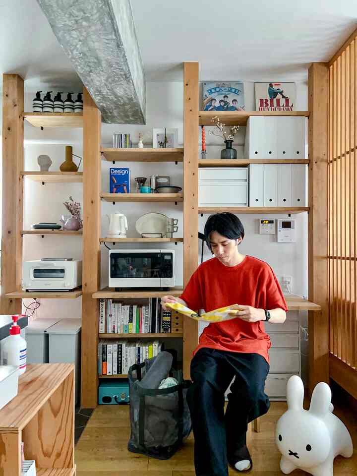 ナチュラルモダンなキッチン空間、バルミューダ家電と無印良品の収納、ミッフィーのフィギュアが配置された落ち着いた一人暮らしのインテリア