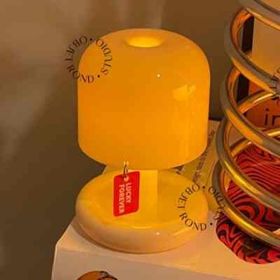 Tiny knock table lamp