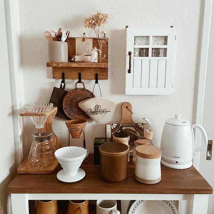 ナチュラルカラーと木目調のキッチンおうちカフェ、コーヒー器具と収納アイデアが配置された雰囲気のあるインテリア