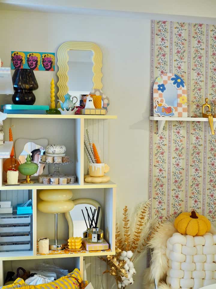 リビングのお気に入りの一角🌼*･
今はハロウィン仕様になってます🎃👻

#イエローインテリア #カラフルインテリア #ハロウィン #ミラー 