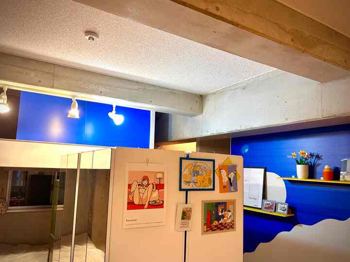 2023.12.6

我が家のロフトは物置にしているのですがやっぱり見た目が嫌で壁を作って隠してます。

アクセントにしてる壁と同じく🟦のプラダンを
突っ張り棒で立てかけるだけの簡単仕様だけど笑

#賃貸 #隠す収納 #カラフルなインテリア #アクセントクロス #マスキングテープ #アートポスター 