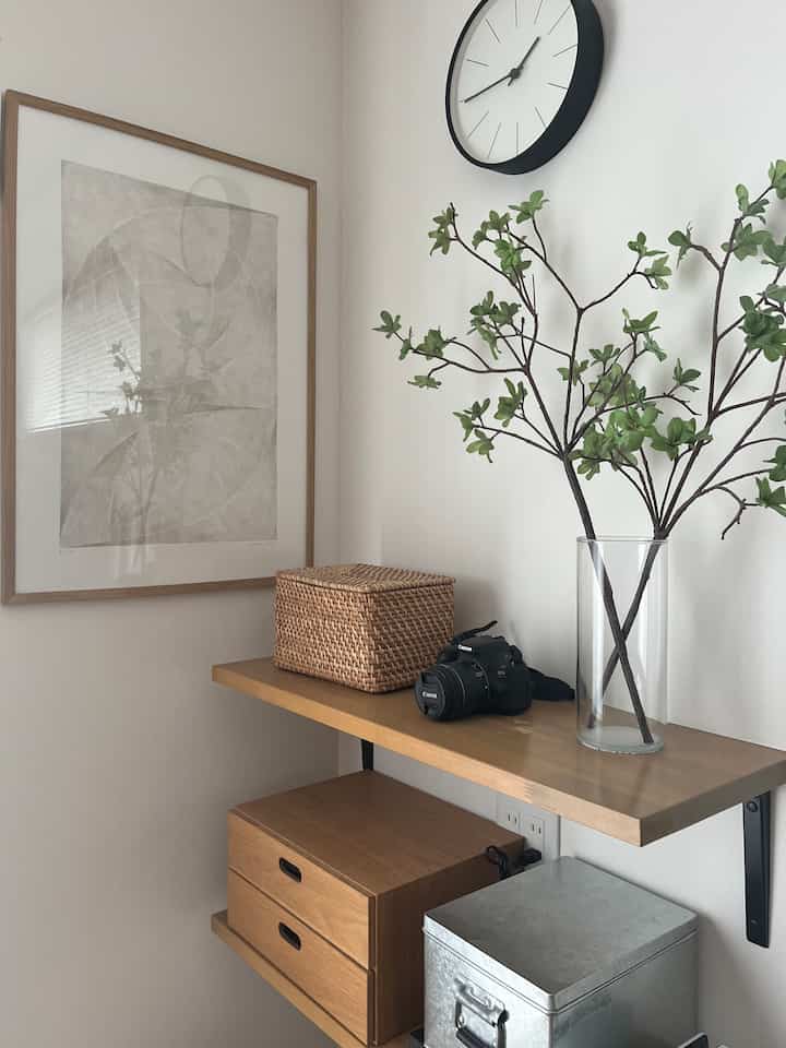 ナチュラルカラーの小さな収納スペース、無印良品の小物と花瓶が置かれたシンプルなインテリア