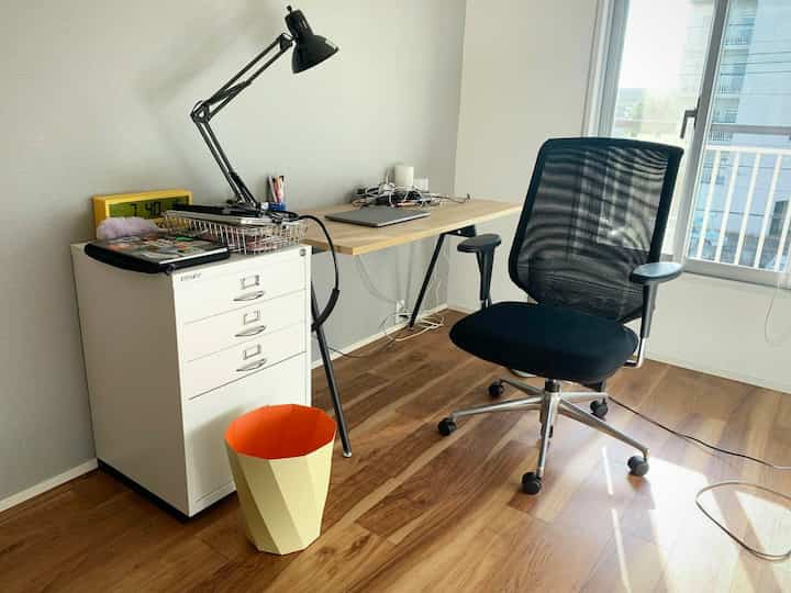 妻と共用のワークスペース。主にテレワークが多い妻が使用しています。BISLEYのキャビネットは昔から憧れていました。椅子好きとしてはvitraのメダチェアが安く購入できるオフィスバスターズもおすすめです。

#インテリア #生活感のある暮し
#instahome  #リノベーション #リノベマンション #中古マンション #仕事部屋 #仕事部屋インテリア #BISLEY #vitra #HAY