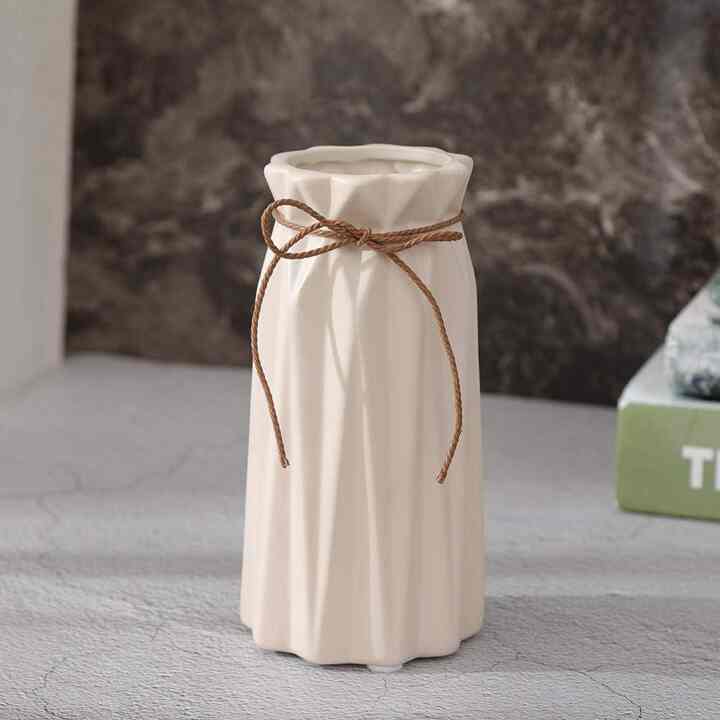 白い陶磁器の花瓶 折り紙アート