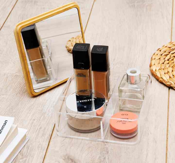 Rak Kosmetik dengan Cermin