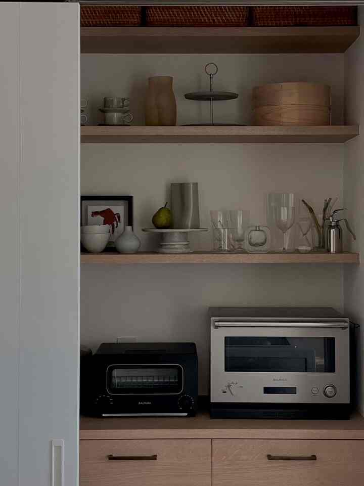 お気に入りのパントリーの中は生活感がギッシリ♡
日々使う食器や家電をしまい込んでいます。
炊飯器新調したいなあ〜！
#キッチンインテリア 
#キッチン飾り 
#食器 
#家電製品 