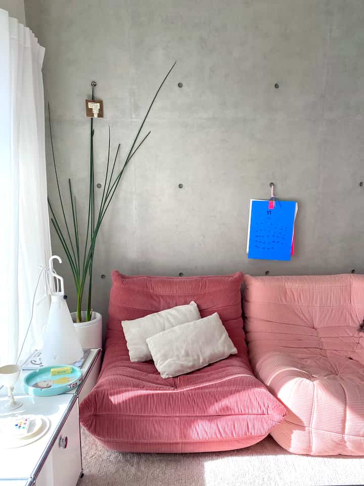 陽が入ってくれる時間帯


#ligneroset #リーンロゼ #ソファ #ピンクのインテリア #クッション #ラグ #usmハラー #インドアグリーン #モモナチュラル #観葉植物