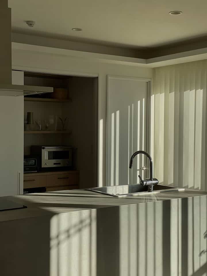 朝日が差し込む朝のキッチンが好き。
このシマシマを見たくてバーチカルブラインドにしました！！
#ダイニングルーム 
#キッチンインテリア 
#キッチンアイランド 