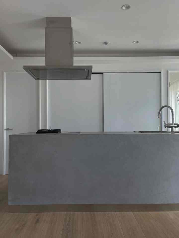 モールテックスの造作キッチン。
アイランドにしてから、ながらで子供たちの様子が見られるの、本当に楽◎
生活感溢れる家電やらは、全部後ろの扉の中へ。
#キッチン
#キッチンデザイン 
#キッチンアイランド 