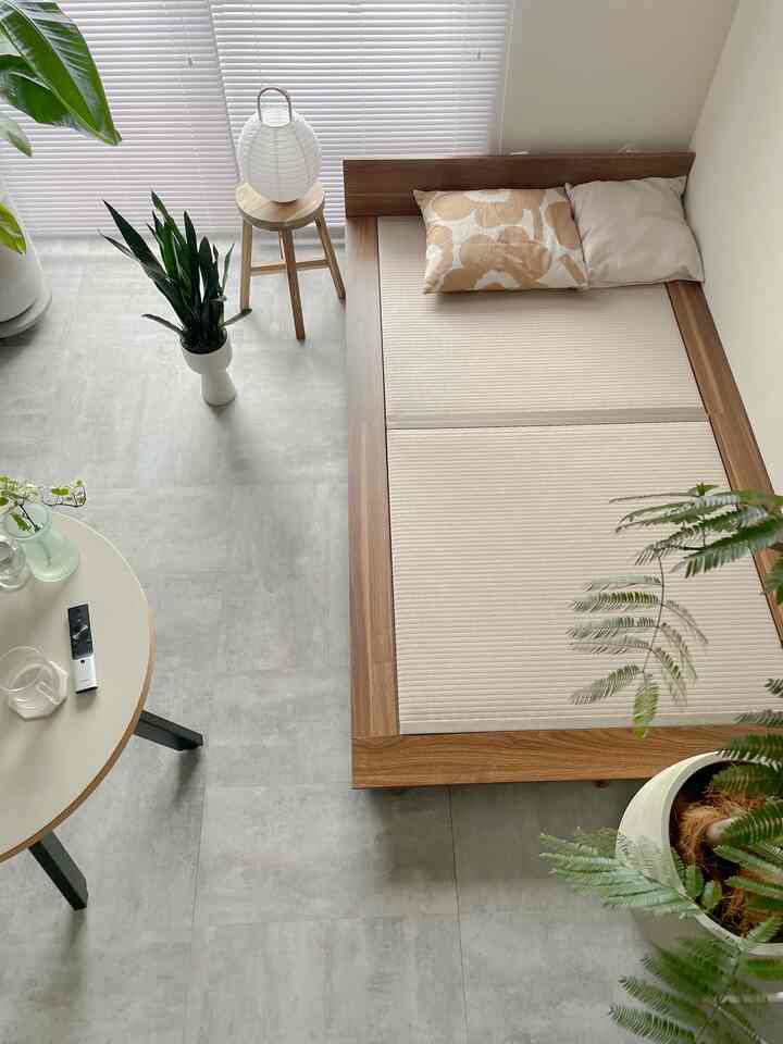 グレーの床と木目調の家具が調和する、一人暮らし向けのモダンでミニマルな6畳リビング