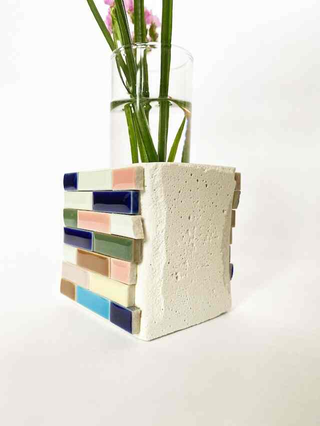 ガラスとホワイトセメントのフラワーベース