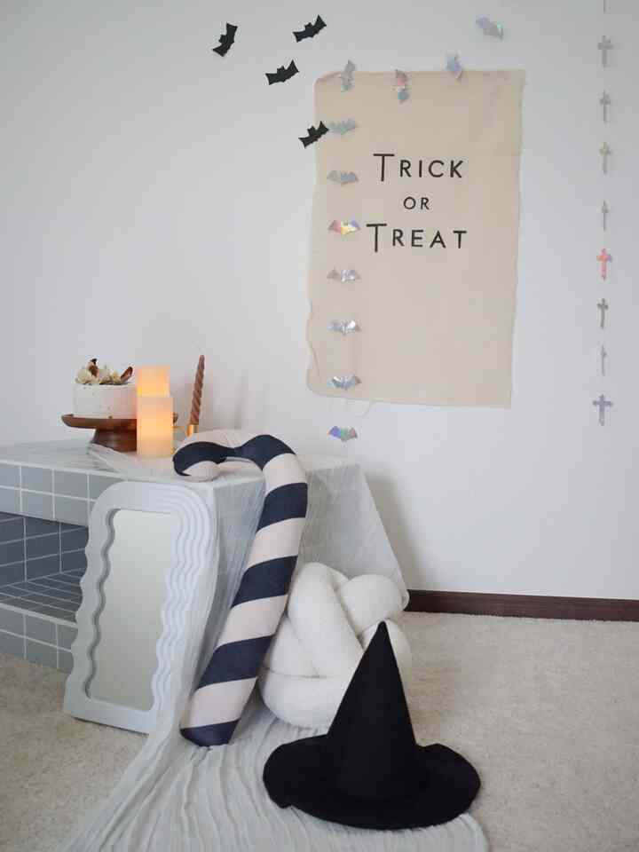 娘がハロウィンをとても楽しみにしていて
スリコや百均でハロウィングッズを
見つけるたびに買おうよ〜といってきます🤣
なので少し早いですが
先に写真だけ撮りました👻

#ハロウィンインテリア #ハロウィン #ハロウィンパーティー 