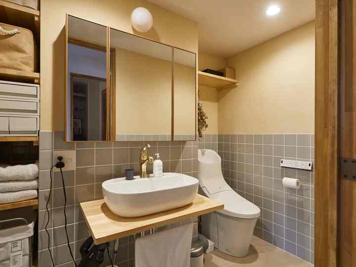 Ruang ganti, kamar kecil, dan toilet yang terinspirasi dari Prancis selatan🇫🇷. Sederhananya, ini adalah ruang sanitasi.
Dinding diatom kuning dan ubin abu-abu menciptakan suasana Eropa yang bermandikan sinar matahari.
Saya tidak ingin membuat toilet dan ruang ganti terlalu kecil, jadi saya mengambil risiko dan menyatukannya, tapi saya membuat keputusan yang tepat👍

#toilet
#Wastafel
#Kamar mandi 