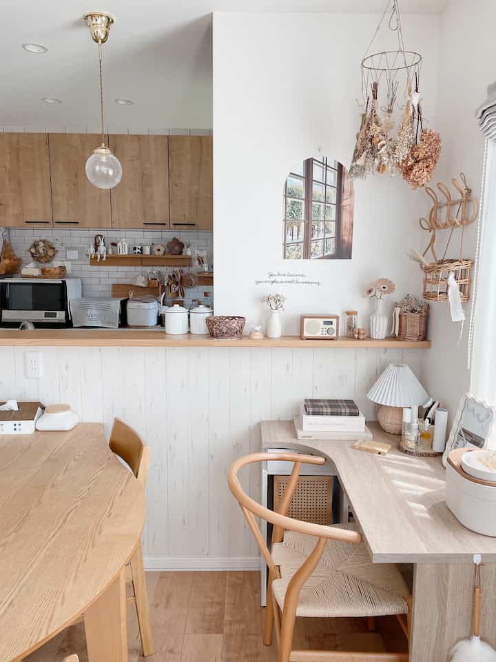 ナチュラルな木目調と白を基調としたホームオフィス兼ダイニングスペース、落ち着いた雰囲気のあるインテリア