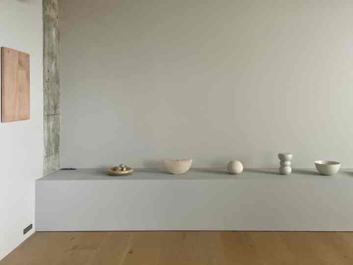 白いオブジェを並べて新しいギャラリー⚪️⚪️
12月の気分は白。
冬の白のグラデーションはより澄んで見えます。

#ギャラリー #オブジェ #林志保 #郡司製陶所
#盛永省治 #陶器 #ウッドプレート #リビング
